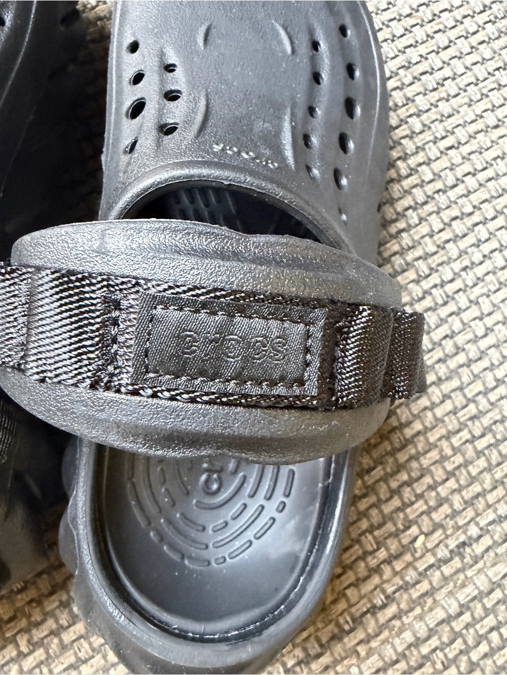 CROCS UNISEX Classic Foam Clogs in Black with Heel Strap - Picture 5 of 5